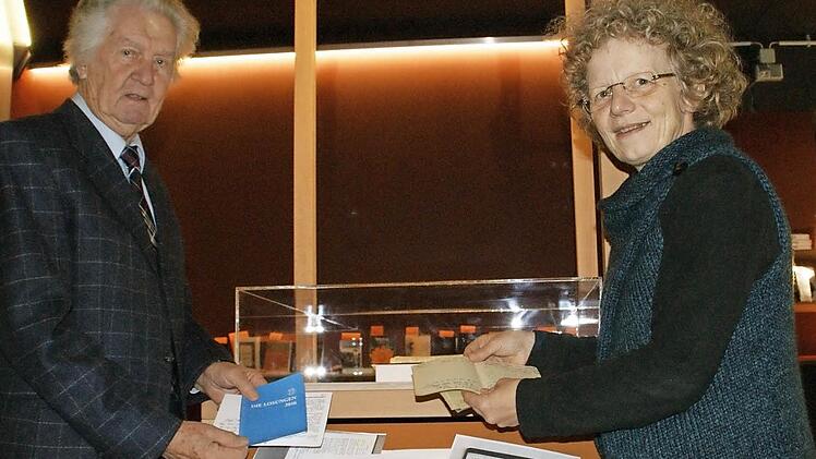 Authentische Zeitgeschichte offenbaren die Losungsbüchlein von Pfarrer Hermann Preiser. Sein Sohn Gotthart Preiser (links) und Pfarrerin Doris Otminghaus (rechts) schufen daraus die Ausstellung "Begleitet in schwerer Zeit - das tägliche Bibelwort". Foto: Sabine Weinbeer