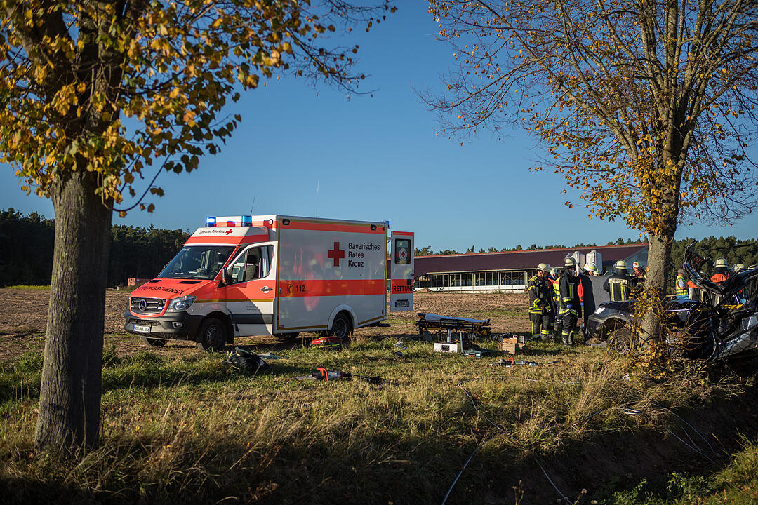 Auto prallt gegen Baum: 18-Jähriger stirbt bei Unfall in Mittelfranken