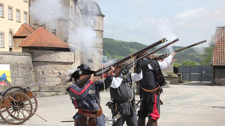 Bunt und laut ging's auf der Festung Rosenberg zu, als Kronachs Bürgermeister Beiergrößlein mit Salutschüssen   (von der "Cronacher-Ausschuss-Compagnie 1632") und den "tapferen Weibern" sowie Luftballons den offiziellen Startschuss gab.