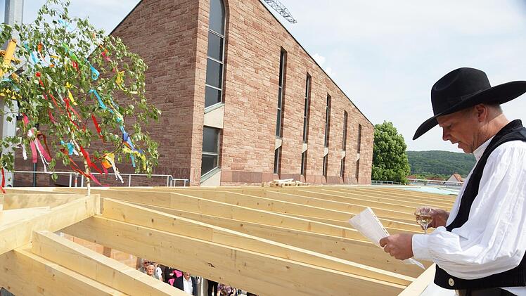 Edgar Ehrenfels trägt seinen Richtspruch vor.Foto: Arkadius Guzy