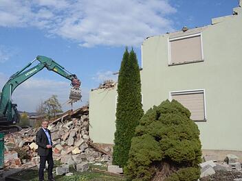 Bürgermeister Rainer Detsch inspiziert die Abbrucharbeiten am Haus Dorfstraße 19 in Reitsch. An dieser Stelle sollen eine Fahrzeughalle und Stellplätze für die Feuerwehr Reitsch entstehen. Fotos: Karl-Heinz Hofmann