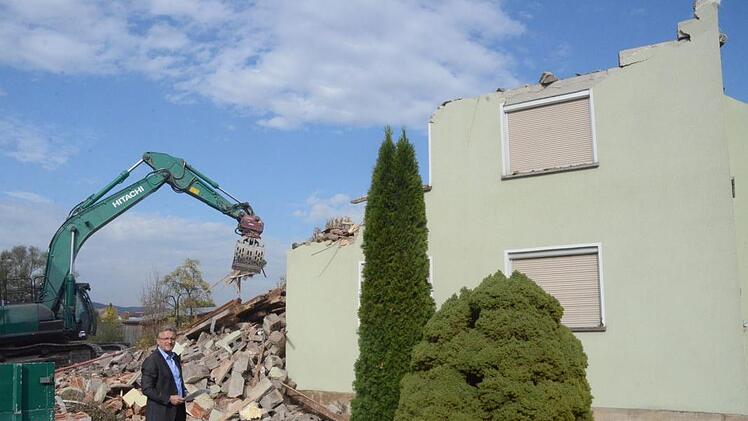 Bürgermeister Rainer Detsch inspiziert die Abbrucharbeiten am Haus Dorfstraße 19 in Reitsch. An dieser Stelle sollen eine Fahrzeughalle und Stellplätze für die Feuerwehr Reitsch entstehen. Fotos: Karl-Heinz Hofmann