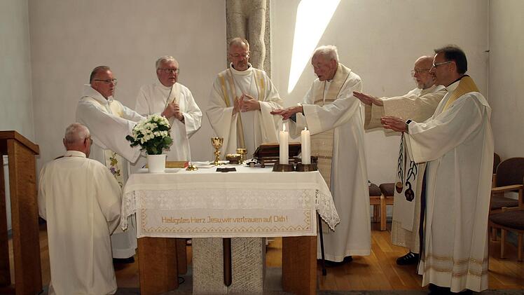 Zusammen mit seinen Mitbrüdern, Regionaldekan Thomas Teuchgräber (Mitte) und Diakon Dr. Georg Zenk (3.v.li) feierte Pfarrer Baptist Schaffer (3.v.re) sein 50-jähriges Priesterjubiläum. Fotos: Susanne Deuerling