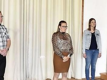 Der Königsberger Bürgermeister Claus Bittenbrünn (rechts) vereidigte fünf neue Stadträte. Das sind von links: Gerhard Hölzer (OHL), Jan Frantzen (FWG), Timo Barthelmes (CSU), Stefanie Hümpfner (CSU) Melanie Austel (FWG).  Fotos: Gerold Snater