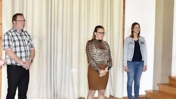Der Königsberger Bürgermeister Claus Bittenbrünn (rechts) vereidigte fünf neue Stadträte. Das sind von links: Gerhard Hölzer (OHL), Jan Frantzen (FWG), Timo Barthelmes (CSU), Stefanie Hümpfner (CSU) Melanie Austel (FWG).  Fotos: Gerold Snater