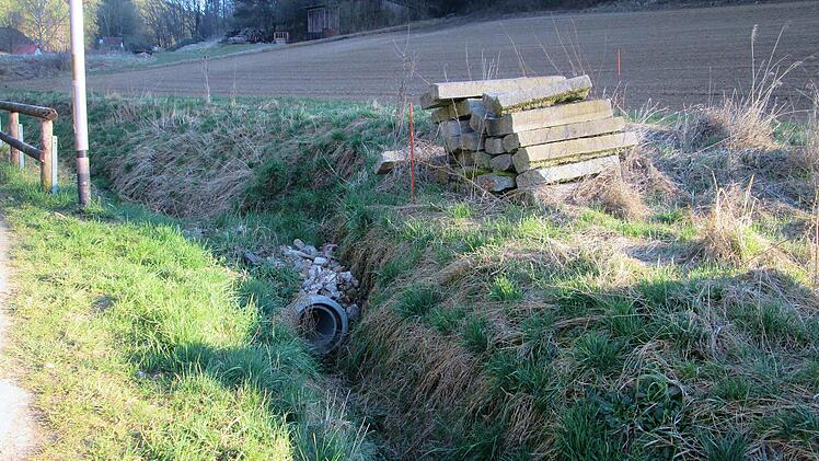 Den historischen Holzbrunnen im Stadtteil Obereschenbach wollen freiwillige Helfer wieder herstellen. Der Brunnen war früher ein wichtiger Wasserlieferant, der sogar das Schloss Saaleck versorgte.