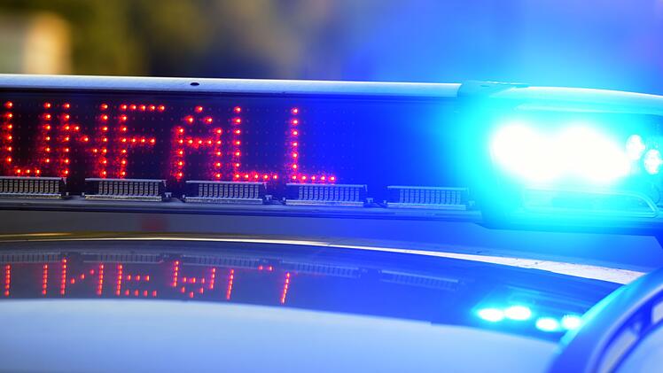 Großeinsatz nach Crash mit zwei Autos bei Ludwigsstadt: Vollsperrung auf der B85 und mehrere Verletzte
