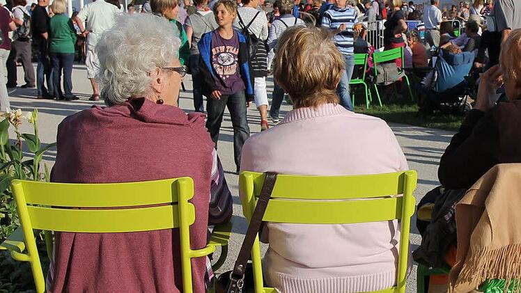 Vor der Hauptbühne   Fotos: Gründel  (2)