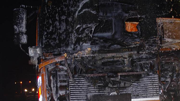 Das Feuer griff vom Motorraum auf die Fahrerkabine über. Die Wehren haben es jedoch schnell gelöscht.