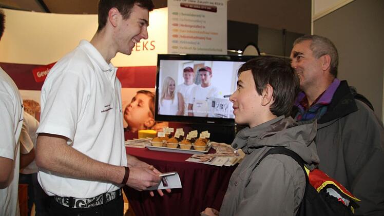 Benjamin Theunert (13) schaute sich gemeinsam mit seinem Papa Werner auf der Ausbildungsmesse um. Der 13jährige besucht die siebte Klasse der Montessori-Schule in Bayreuth und sucht einen handwerklichen Beruf. Am Ireks-Stand spricht er mit Sebastian Krau und informiert sich auch über Praktika.