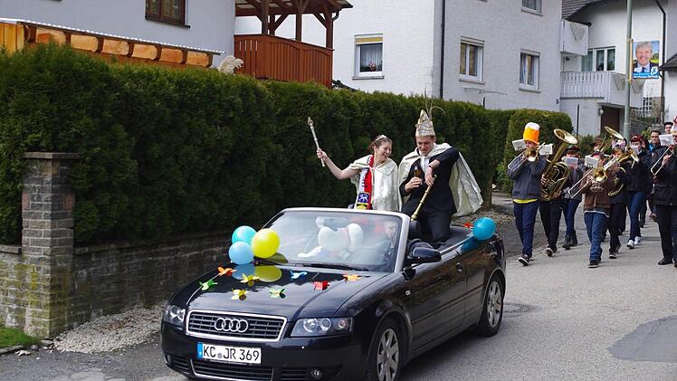 Das Prinzenpaar, Sebastian I. und Lisa I., führte den Umzug an.