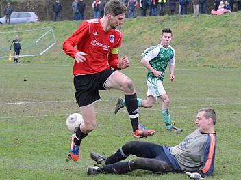 Die Dominanz des FC Fuchsstadt im Spiel gegen den SV Mühlhausen/Schraudenbach drückt diese Szene aus mit FC-Stürmer Johannes Feser und SV-Keeper Pascal Blesch. Foto: ssp