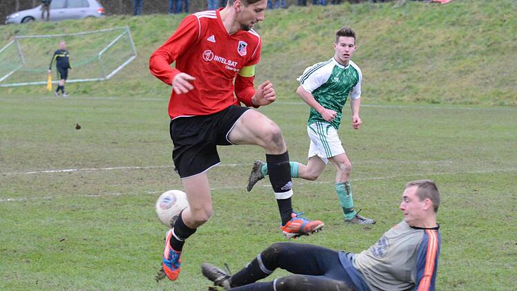 Die Dominanz des FC Fuchsstadt im Spiel gegen den SV Mühlhausen/Schraudenbach drückt diese Szene aus mit FC-Stürmer Johannes Feser und SV-Keeper Pascal Blesch. Foto: ssp