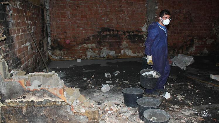 Keinen leichten Job haben die Arbeiter der Fürther Firma Pfeifer. Foto: Jürgen Gärtner