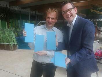 Christoph Jeromin (links) und Jan Giersberg von den Stadtwerken Bamberg freuen sich, dass die alten Fliesen doch noch zu etwas gut sind. Foto: Barbara Herbst