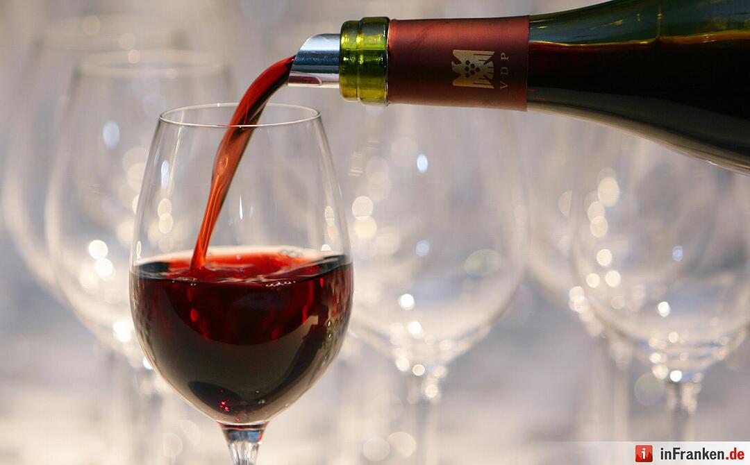 3. Griechischer Wein: Jetzt bitte nicht singen, es geht tatsächlich um das Getränk und nicht um deutschen Schlager. Bereits in der Jungsteinzeit haben die Griechen hochwertigen Wein gekeltert. Daran hat sich bis heute nichts geändert.