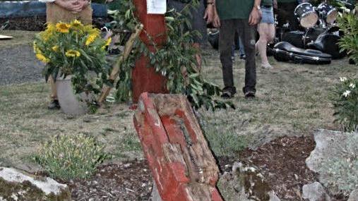 Alt und neu. Der alte Bildstock "Rote Marter" im Vordergrund und der neue, der demnächst am ursprünglichen Standort an der "Roten Marter", nahe der Staatsstraße 2278 aufgestellt wird. Kreisheimatpfleger Günter Lipp (links) hatte Informatives zum Bildstock "hervorgekramt", Wegewart Heinz Fausten (Zweiter von rechts) vom HBV Jesserndorf hatte den Anstoß gegeben und der Zweite Vorsitzende des HBV, Helmut Ungar(rechts) freute sich über das gelungene Werk.  Foto: Helmut Will