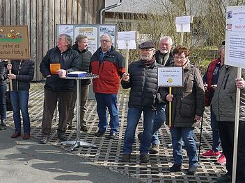 Streitfall: Der Grüber Wochenmarkt hinter dem Rathaus (und hinter der Feuerwehrzufahrt) hat viele Freunde. Das zeigte sich nicht nur bei einer Demonstration Mitte März, sondern auch bei der Unterschriftensammlung zur Zulassung eines Bürgerbegehrens. Daran haben sich 804 Personen beteiligt. Foto: Berthold Köhler