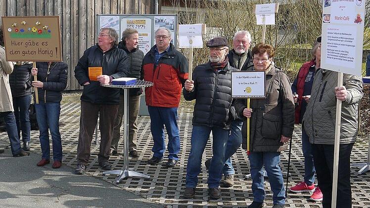 Streitfall: Der Grüber Wochenmarkt hinter dem Rathaus (und hinter der Feuerwehrzufahrt) hat viele Freunde. Das zeigte sich nicht nur bei einer Demonstration Mitte März, sondern auch bei der Unterschriftensammlung zur Zulassung eines Bürgerbegehrens. Daran haben sich 804 Personen beteiligt. Foto: Berthold Köhler