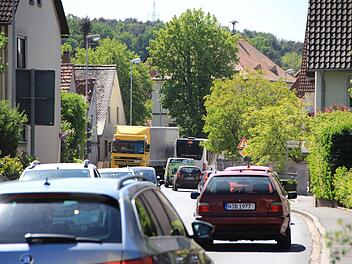 In der Hauptstraße in Gremsdorf herrscht fast rund um die Uhr dichter Verkehr. Für die Anwohner inzwischen eine unerträgliche Belastung.  Foto: Andreas Dorsch