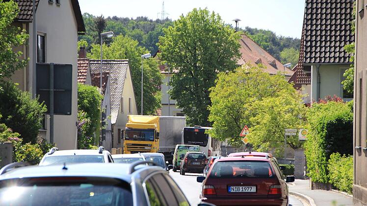 In der Hauptstraße in Gremsdorf herrscht fast rund um die Uhr dichter Verkehr. Für die Anwohner inzwischen eine unerträgliche Belastung.  Foto: Andreas Dorsch
