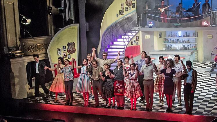 Begeisterten Applaus gab es bei der Wiederaufnahme des Rock'n'Roll-Musicals "A Spider Murphy Story" im Landestheater Coburg.Foto: Jochen Berger