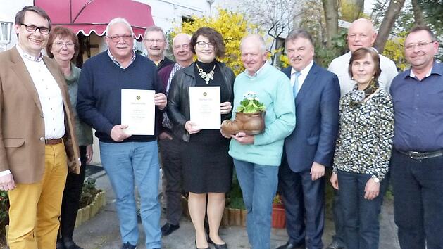 Ehrungen pr&auml;gten die Jahreshauptversammlung des Frankenwaldvereines Stadtsteinach. Unser Bild zeigt (von links) Kulturwartin Hilde Madl, B&uuml;rgermeister Roland Wolfrum, Manfred Ott, Wanderwart Sepp Madl, Kassier Klaus G&ouml;ldel, Pia Kraus, Benno Dressel, Obmann Klaus Peter S&ouml;llner, Neumitglied Arno Bauerschmidt, Zweite Obfrau Renate G&uuml;nther und Wegewart J&uuml;rgen Auernhammmer.  Foto: Klaus-Peter Wulf