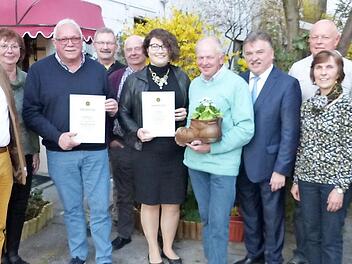 Ehrungen prägten die Jahreshauptversammlung des Frankenwaldvereines Stadtsteinach. Unser Bild zeigt (von links) Kulturwartin Hilde Madl, Bürgermeister Roland Wolfrum, Manfred Ott, Wanderwart Sepp Madl, Kassier Klaus Göldel, Pia Kraus, Benno Dressel, Obmann Klaus Peter Söllner, Neumitglied Arno Bauerschmidt, Zweite Obfrau Renate Günther und Wegewart Jürgen Auernhammmer.  Foto: Klaus-Peter Wulf