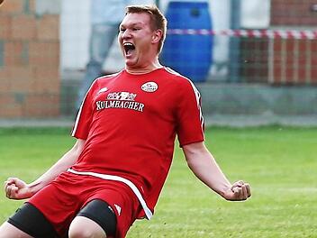 Der "K&ouml;nigstransfer"? Zweifelsohne ist der Wechsel von "Knipser" Tim Knoch vom Bezirksligisten TSV Meeder zum Ligakonkurrenten SC Ebersdorf einer, der f&uuml;r viel Aufsehen gesorgt hat. Der Mittelst&uuml;rmer soll gemeinsam mit seinem bisherigen und k&uuml;nftigen Teamkollegen Tom Thiel (ebenfalls vom TSV Meeder) helfen, dass den Sylvianern in der neuen Saison der Landesliga-Aufstieg gelingt. Foto: Heinrich Wei&szlig;