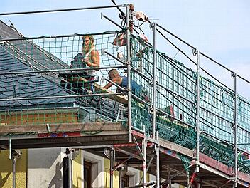 Mittlerweile abgeschlossen ist die Auswechslung der asbesthaltigen Kunstschiefer gegen echte Steinschiefer. Für diese Arbeiten hatte eine örtliche Fachfirma den Auftrag erhalten.  Foto: Norbert Neugebauer
