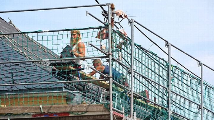 Mittlerweile abgeschlossen ist die Auswechslung der asbesthaltigen Kunstschiefer gegen echte Steinschiefer. Für diese Arbeiten hatte eine örtliche Fachfirma den Auftrag erhalten.  Foto: Norbert Neugebauer