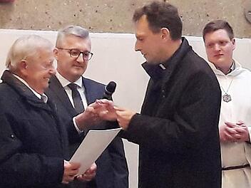 Hans Warter (l.) bekam von Herwig Gössl die silberne Mesnernadel. Foto: privat