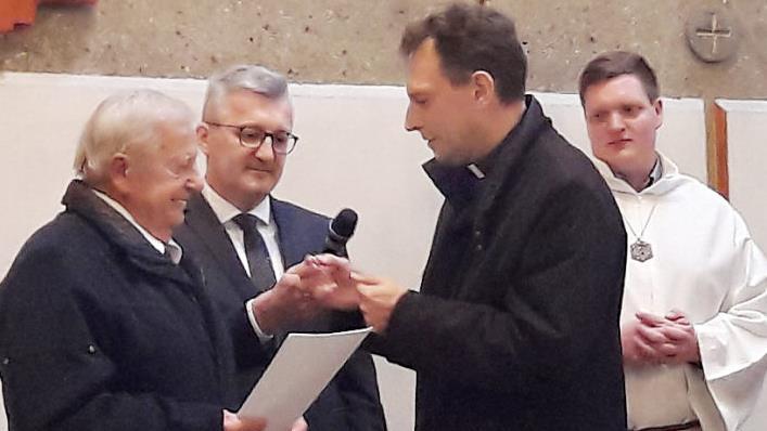 Hans Warter (l.) bekam von Herwig Gössl die silberne Mesnernadel. Foto: privat