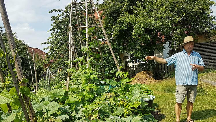 Norbert Schmäling in seinem Selbstversorgergarten. Foto: Assmann