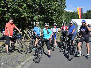 Startklar sind diese Radlerinnen und Radler, die bei der Abschlussveranstaltung des Hessisch-Bayerischen Radvierers in Kothen teilgenommen haben..