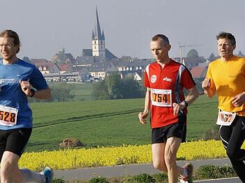 Vorbei an blühenden Rapsfeldern und fränkischen Dörfern: Der Obermain-Marathon ist landschaftlich sehr reizvoll und lockte heuer wieder über 2000 Sportler an. Foto: Mario Deller
