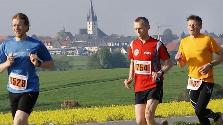 Vorbei an blühenden Rapsfeldern und fränkischen Dörfern: Der Obermain-Marathon ist landschaftlich sehr reizvoll und lockte heuer wieder über 2000 Sportler an. Foto: Mario Deller