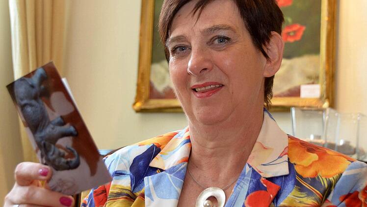 Nur noch einige Fotos sind Roswitha Thies von "ihrem Zoo" geblieben. Die Elastolinfiguren hat sie dem Spielzeugmuseum in der Oberren Saline gestiftet.