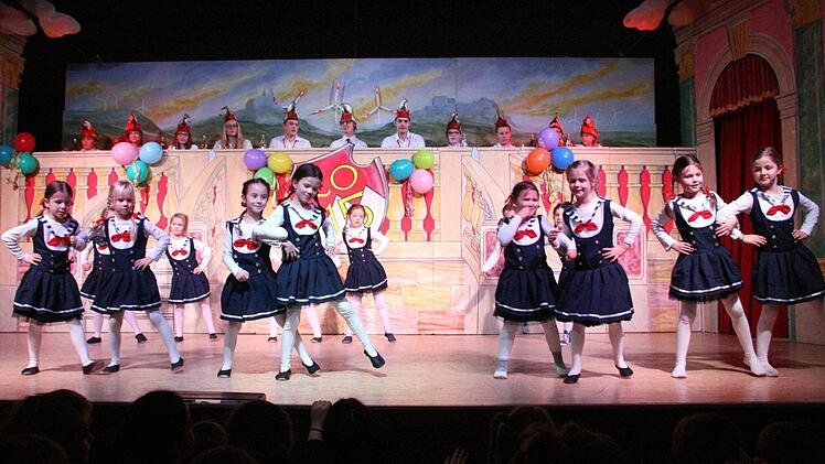 Egal in welchem Alter: Die Tänzerinnen bei der 17. Kinderprunksitzung begeistern die Zuschauer.  Fotos: privat