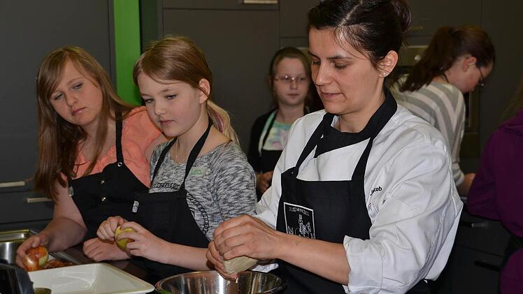 Jana Jakob zeigt, wie's geht: Für die vegane Bolognese-Sauce muss der Tofu klein gekrümelt werden.