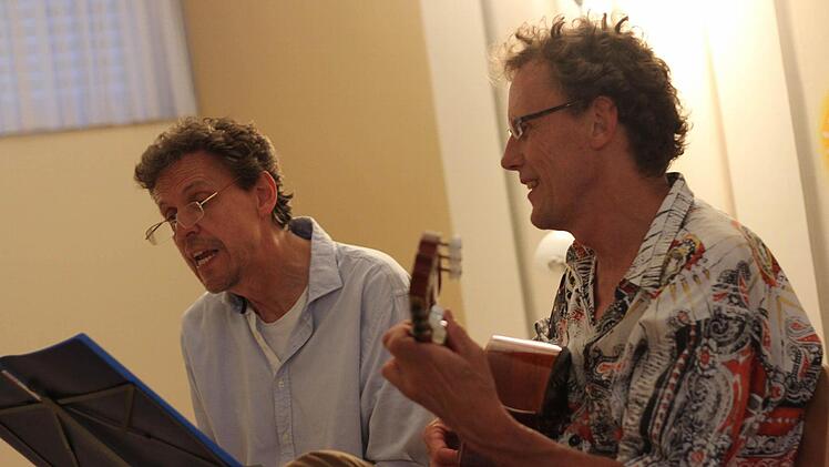 Literatur und Musik boten Hans und Bernhard von der Goltz (rechts) im Haus erLebenskunst.  Foto: Angelika Silberbach