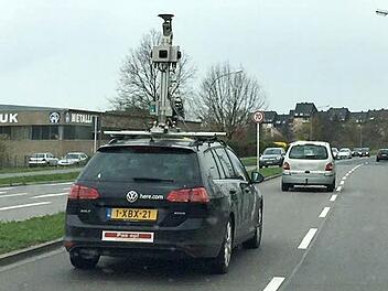 Wie Google fährt auch die Konkurrenz die Straßen in Bamberg mit einem Kamerafahrzeug ab. Foto: Christian Holhut