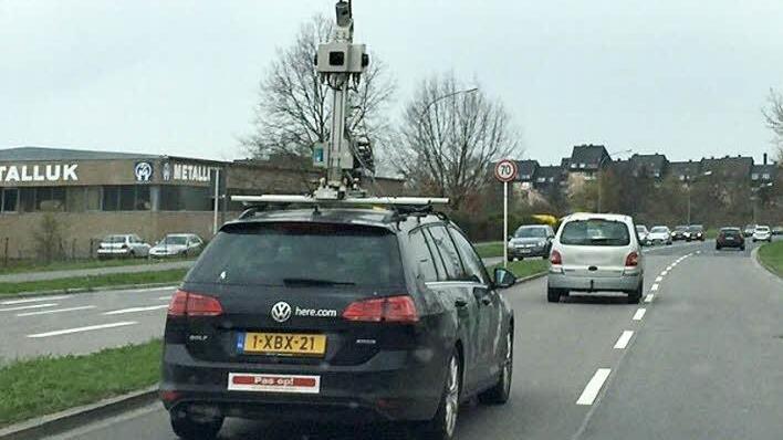 Wie Google fährt auch die Konkurrenz die Straßen in Bamberg mit einem Kamerafahrzeug ab. Foto: Christian Holhut