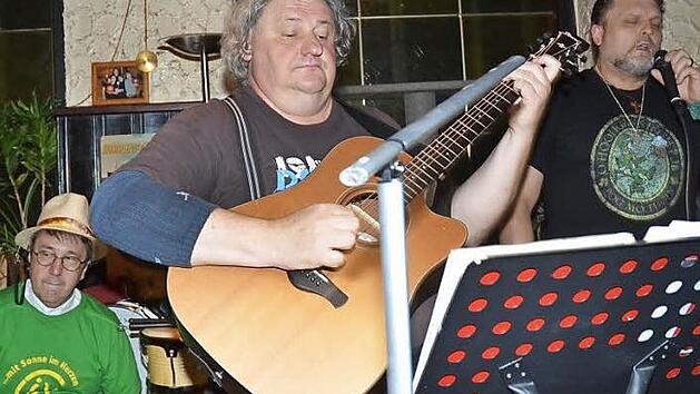 Ein au&szlig;ergew&ouml;hnliches Trio feierte umjubelte Premiere im Limerick Pub in Kronach (von links): Pater G&uuml;nther Kames, Pater Waldemar Brysch und S&auml;nger Gerd Vogler. Foto: K.- H. Hofmann