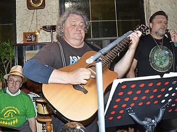 Ein außergewöhnliches Trio feierte umjubelte Premiere im Limerick Pub in Kronach (von links): Pater Günther Kames, Pater Waldemar Brysch und Sänger Gerd Vogler. Foto: K.- H. Hofmann