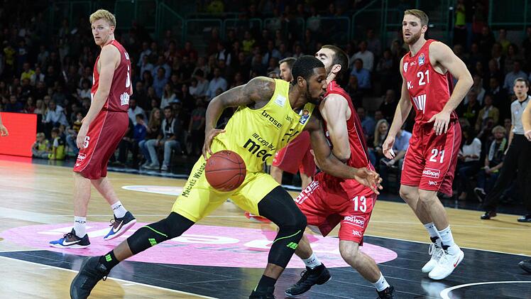 De'mon Brooks zieht gegen Jake Odum zum Korb. Foto: Peter Mularczyk