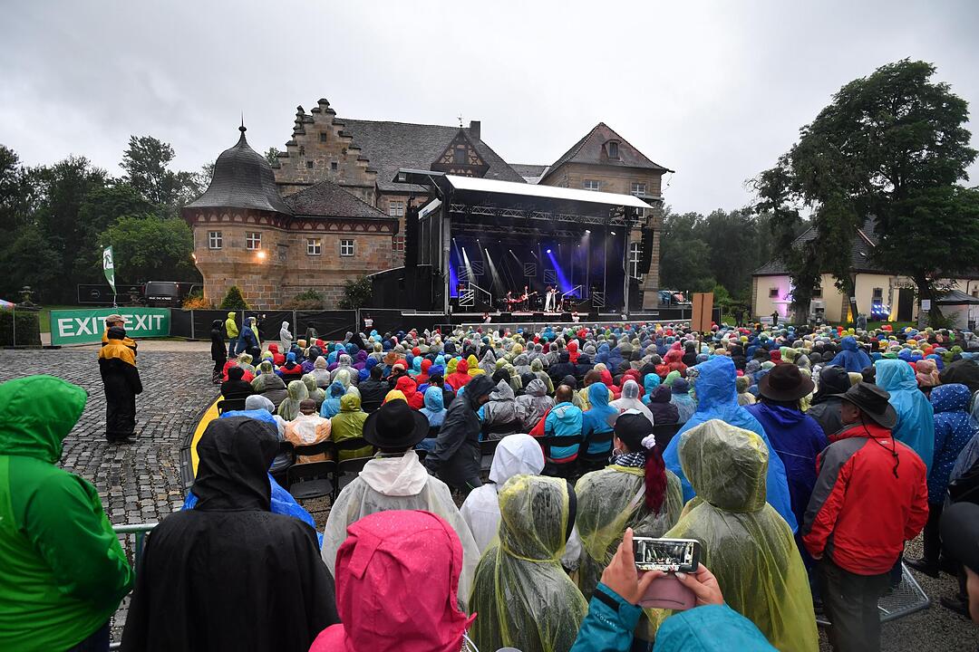 Schloss Eyrichshof: Anastacia trotzt dem fränkischen Dauerregen