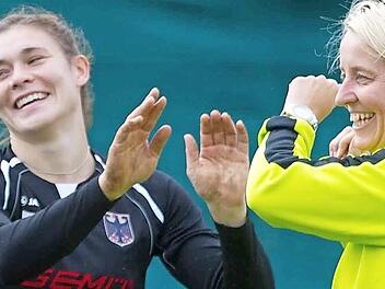 Faustball-Nationaltrainerin Silke Eber (r., hier mit Stephanie Dannecker) geht mit einer verjüngten Mannschaft in die Europameisterschaft in Calw. Foto: Archiv