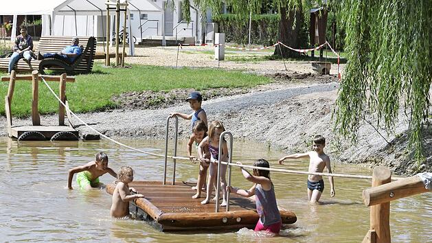 Größter Anziehungspunkt war das Floß in der "Piratenbucht". Foto: Welz