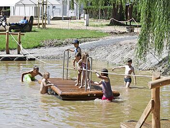 Größter Anziehungspunkt war das Floß in der "Piratenbucht". Foto: Welz